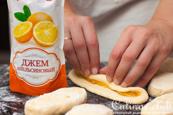 Сдобные булочки-сайки с апельсиновым джемом
