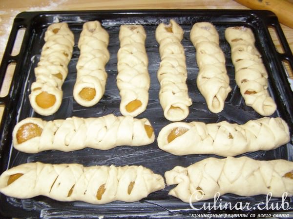 "Булочки косички с курагой"
