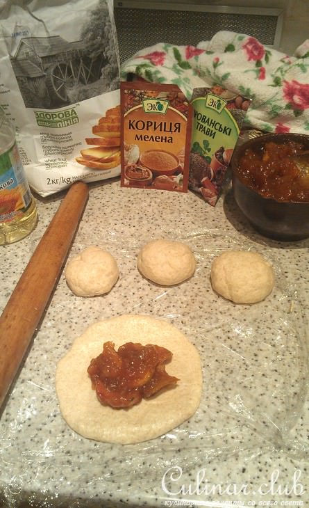 Булочки с яблочным повидлом и корицей
