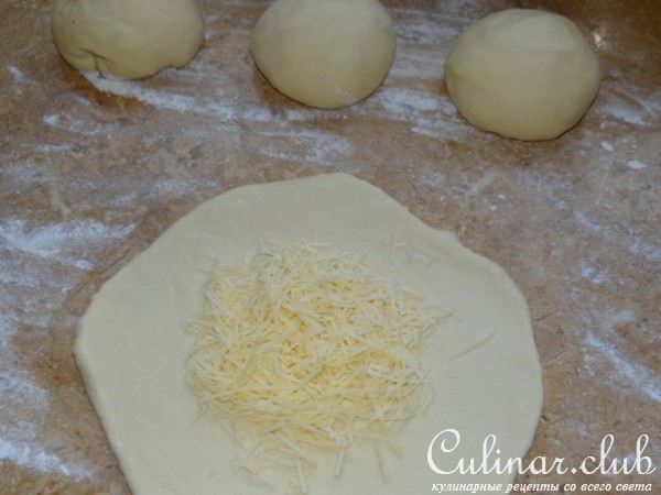Выпечка: колоски сладкие с корицей и квадратные лепешки с сыром