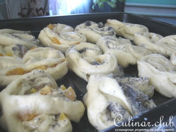 Пирожки с вишней,курагой,маком и кунжутом