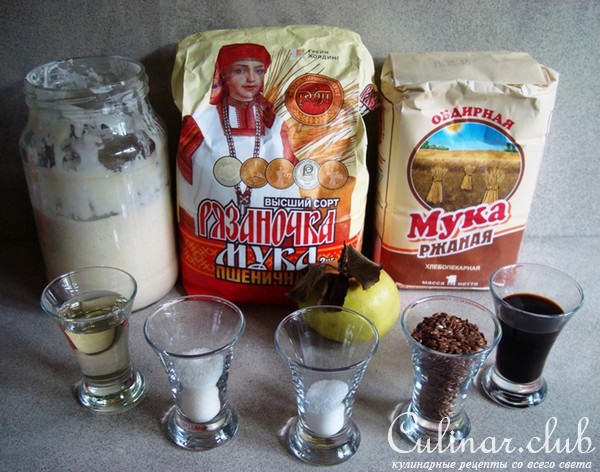 Пшенично-ржаной хлеб на картофельной закваске с семенами льна, сыром, луком и помидорами.