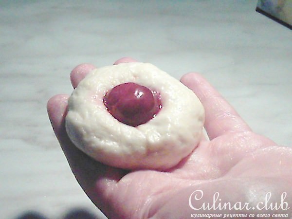 Булочки с вишней.