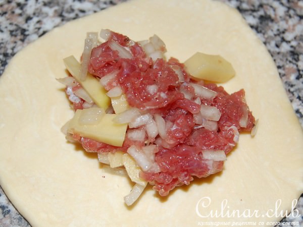 Слоенные пирожки(из домашнего теста) с мясной начинкой. 