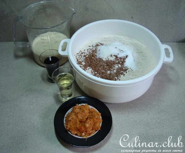 Пшенично-ржаной хлеб на картофельной закваске с семенами льна, сыром, луком и помидорами.