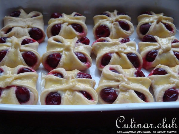 Булочки с вишней и миндальным кремом