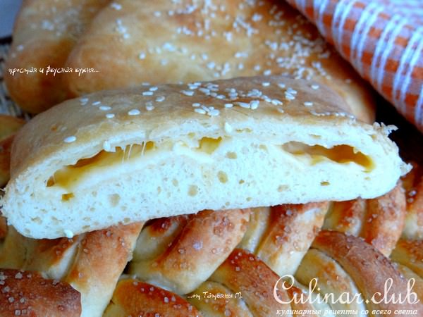 Выпечка: колоски сладкие с корицей и квадратные лепешки с сыром