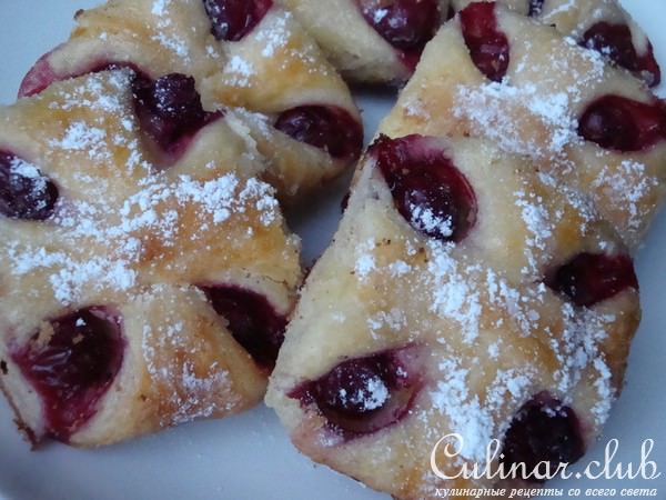 Булочки с вишней и миндальным кремом