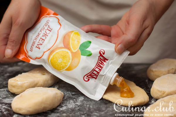 Сдобные булочки-сайки с апельсиновым джемом