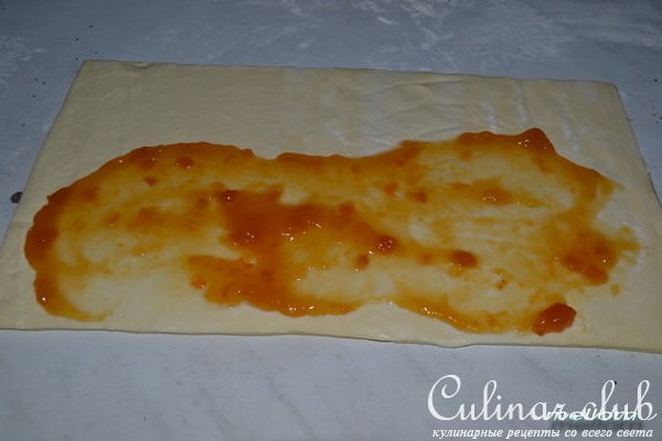 Слойки карамельные с сахаром и абрикосовым джемом