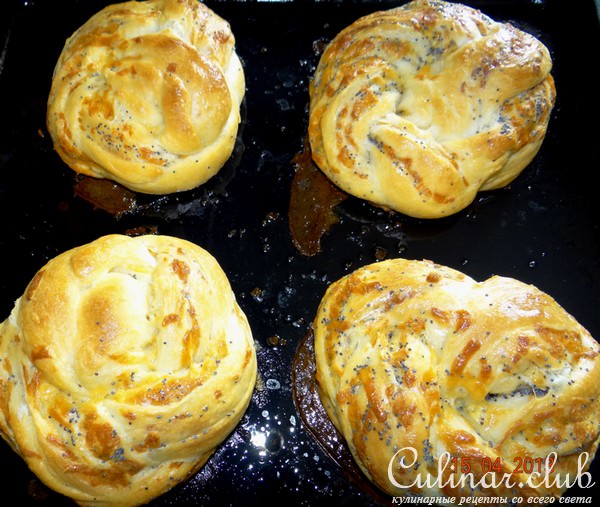 Сырные слоёные булочки с маком