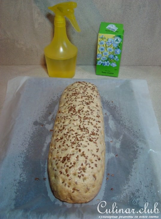 Пшенично-ржаной хлеб на картофельной закваске с семенами льна, сыром, луком и помидорами.