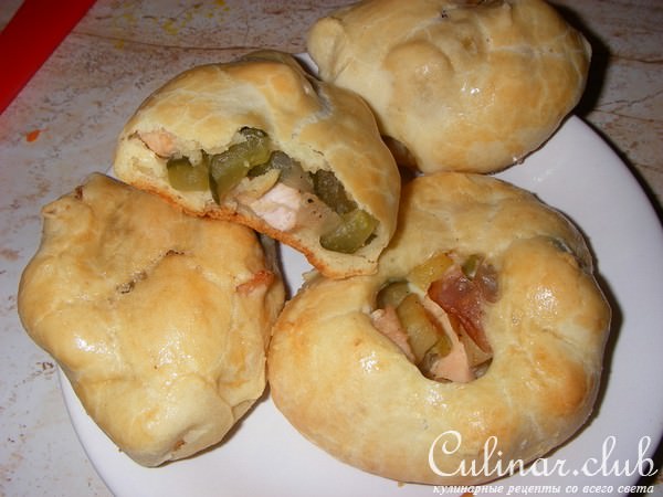 Пирожки с курицей, картофелем и солеными огурчиками.