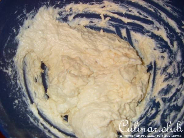 Пирожки с курицей, картофелем и солеными огурчиками.