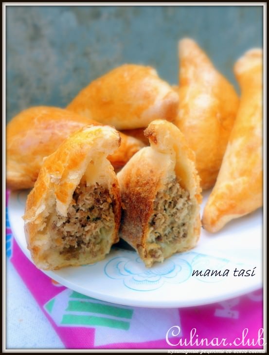 Пирожки из слоёного теста с отварным мясом.