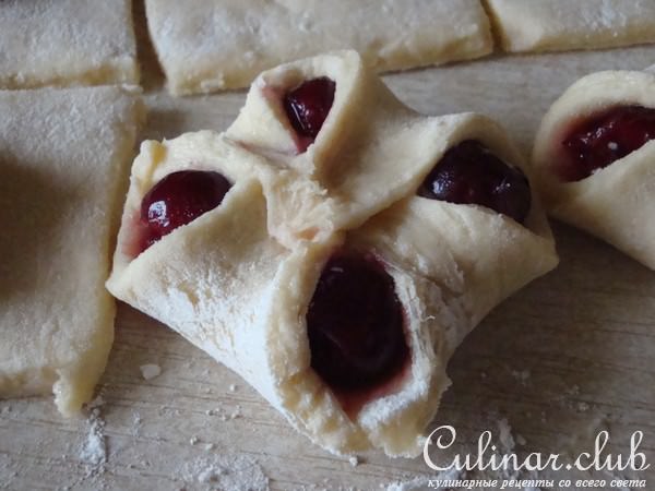 Булочки с вишней и миндальным кремом