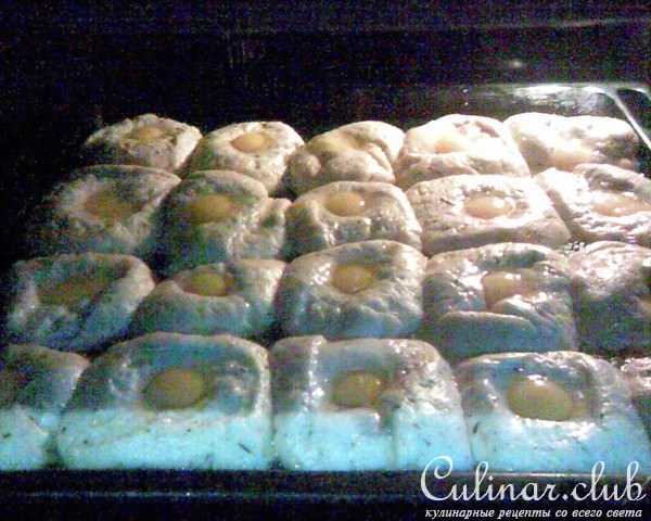 Сырные лепешки с яичным глазком и прованскими травами