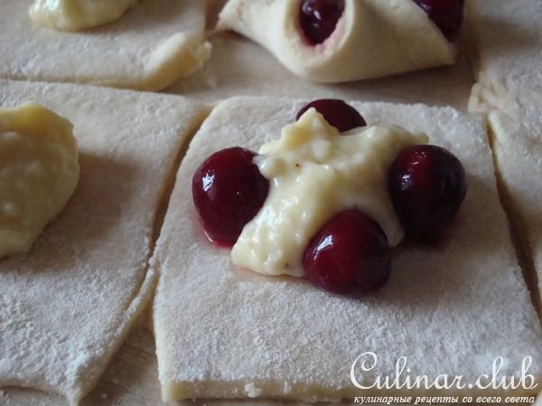 Булочки с вишней и миндальным кремом
