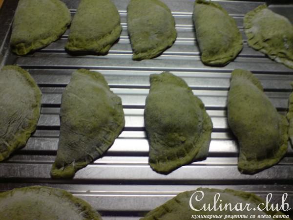 Чебуреки с базиликом и мясом индейки