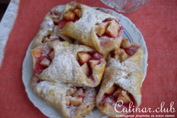 Пирожки с клюквенным джемом и яблоками