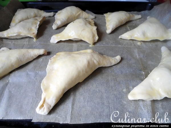 Пирожки из слоёного теста с отварным мясом.