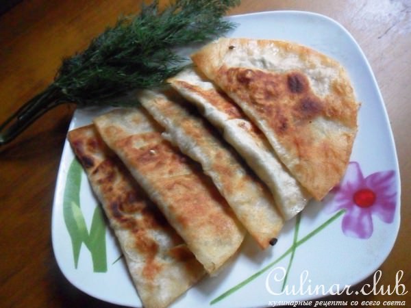Пирожки из лаваша с сулугуни и зеленью.