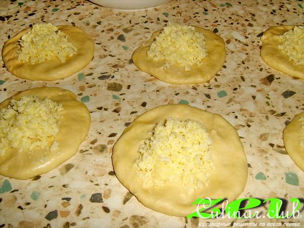 Погоча - турецкие булочки с сыром и кунжутом