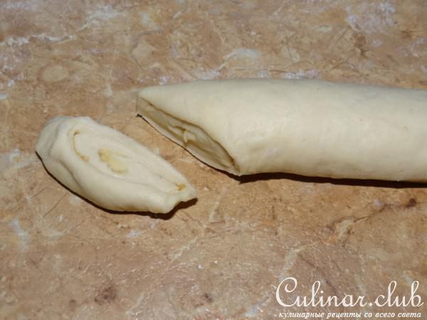 Выпечка: колоски сладкие с корицей и квадратные лепешки с сыром