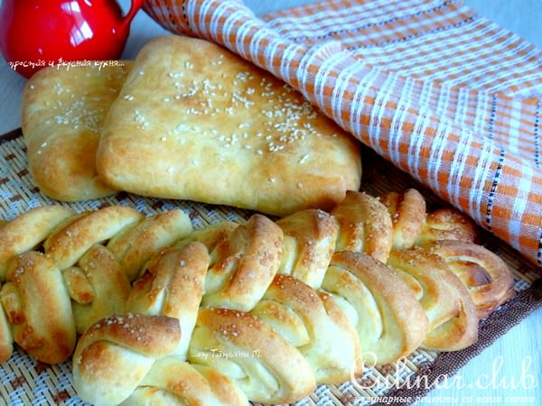 Выпечка: колоски сладкие с корицей и квадратные лепешки с сыром