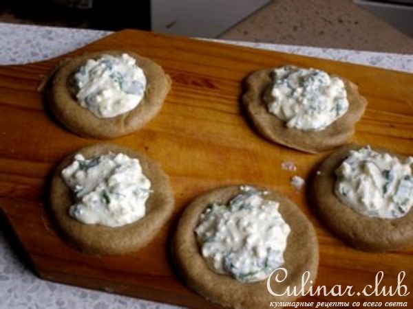 Ржаные ватрушки с чесноком