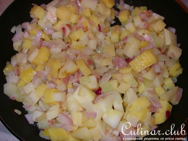 Пирожки с курицей, картофелем и солеными огурчиками.