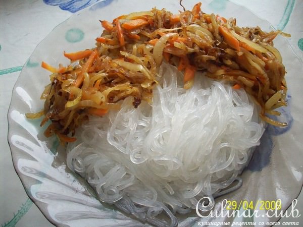 Рисовые макароны с луком