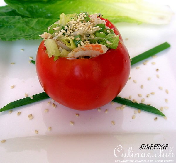 Фаршированый помидор с крабовым мясом и салатом
