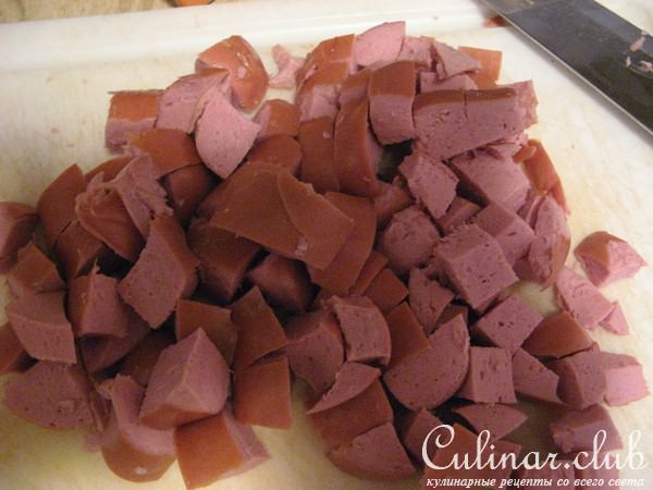Тушеная, квашенная капуста с сосисками под чесночным соусом