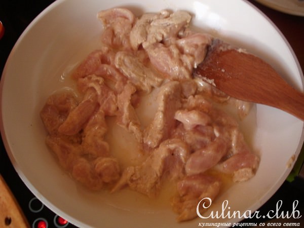 Куриная грудка карри и плов с картошкой.