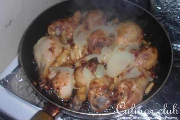 куриные ножки с луком и морковью.