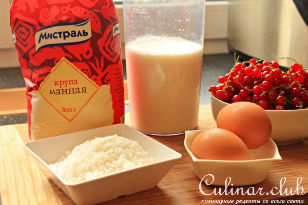 Кокосовые манники с соусом из красной смородины