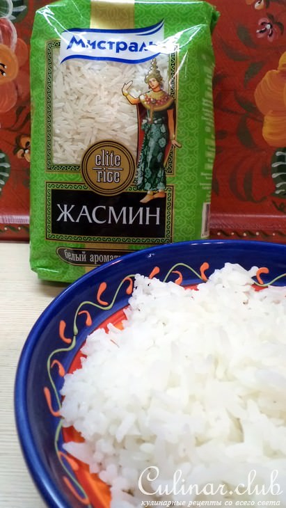 Рисовые шарики в лодочках из базилика с орешками и сыром.