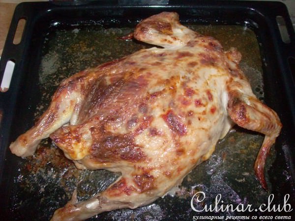 Курица, фаршированная фисташками и печенью