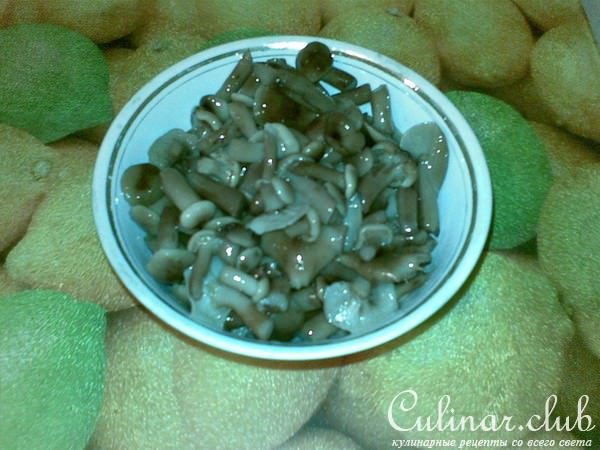 Мясо с опятами в сметане и с сыром.