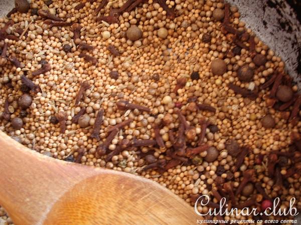 Куриная грудка карри и плов с картошкой.