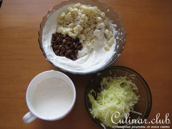 Творожная запеканка с яблоком и макаронами.