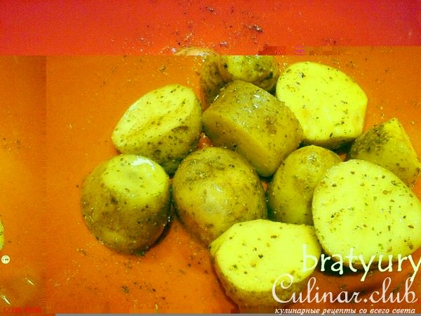 Шампиньоны фаршированные и картофель, печёные в пакете, с соусом "Шрирача"