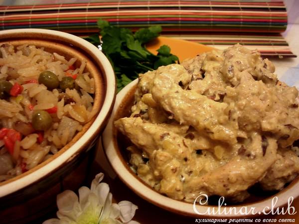 Куриная грудка карри и плов с картошкой.