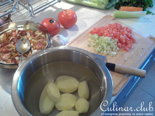 Мясо в горшочке с овощами