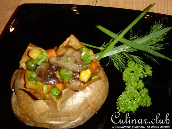Запеченный картофель с овощами