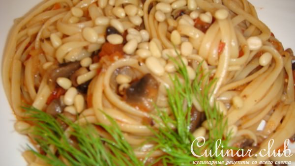 Паста с овощами, грибами и кедровыми орешками.