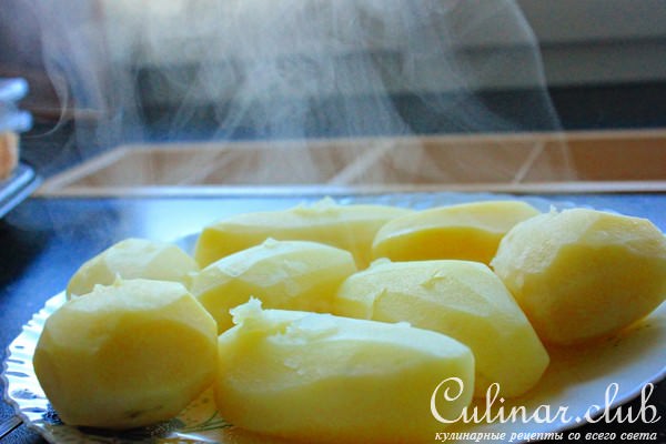 Картофельные мини киши с козьим сыром и чипсами из бекона