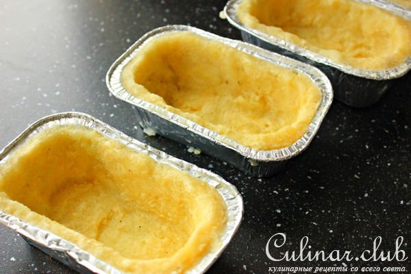 Картофельные мини киши с козьим сыром и чипсами из бекона