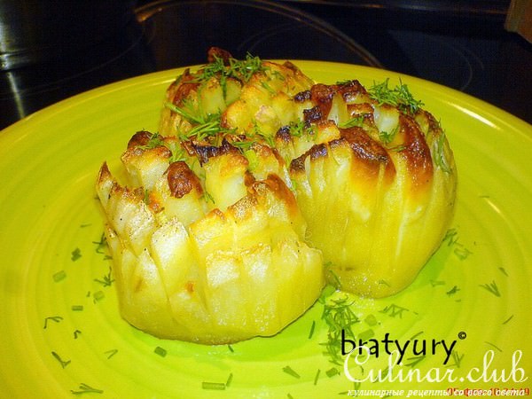 Красивое блюдо из картофеля, приготовленное в духовке